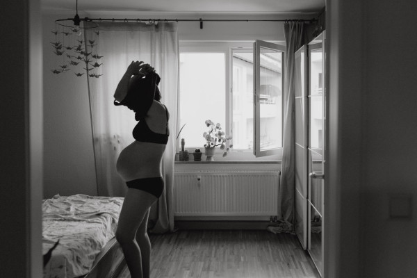 Dokumentarische Schwangerschaftsfotografie hat nichts mit klassischen Babybauch-Shootings zu tun. Es geht um das erzähle…